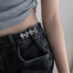 These no-sew jean buttons are the perfect solution for adjusting jeans that are too loose at the waist without needing to sew. Available in stylish butterfly or bow shapes, they easily clip onto your denim, allowing you to cinch the waist for a better fit instantly. Ideal for personalizing your look or adjusting your favorite pair without permanent alterations! Material: Zinc Alloy