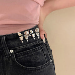 These no-sew jean buttons are the perfect solution for adjusting jeans that are too loose at the waist without needing to sew. Available in stylish butterfly or bow shapes, they easily clip onto your denim, allowing you to cinch the waist for a better fit instantly. Ideal for personalizing your look or adjusting your favorite pair without permanent alterations! Material: Zinc Alloy
