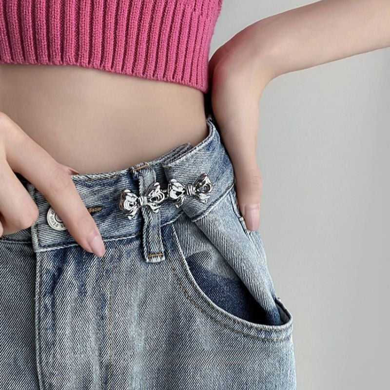 These no-sew jean buttons are the perfect solution for adjusting jeans that are too loose at the waist without needing to sew. Available in stylish butterfly or bow shapes, they easily clip onto your denim, allowing you to cinch the waist for a better fit instantly. Ideal for personalizing your look or adjusting your favorite pair without permanent alterations! Material: Zinc Alloy