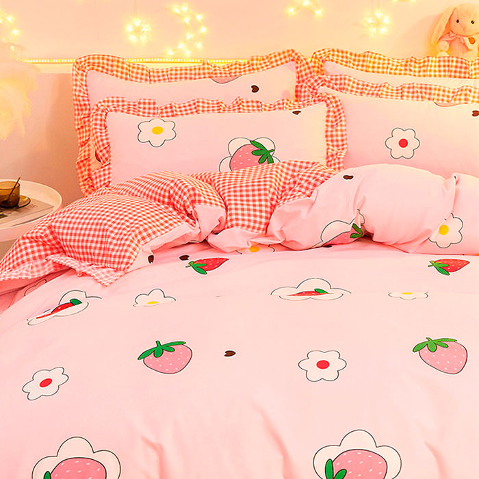 Strawberry Aesthetic Bedding Set 🍓 boogzel apparel