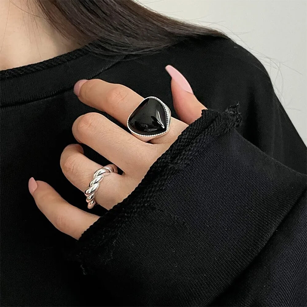 black heart chunky ring boogzel clothing