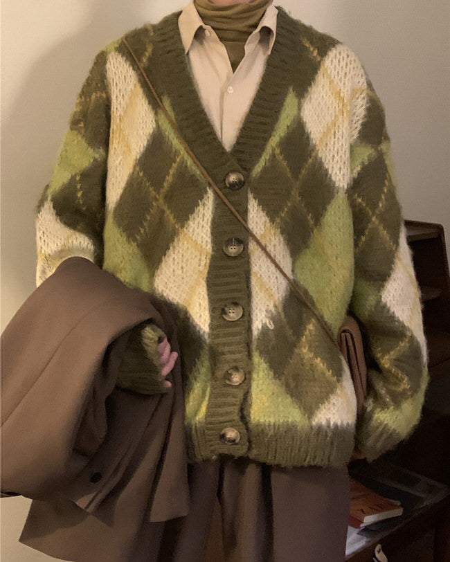 This vintage-inspired green oversized cardigan has a soft knit construction, an argyle pattern all over, front button closures, and long sleeves