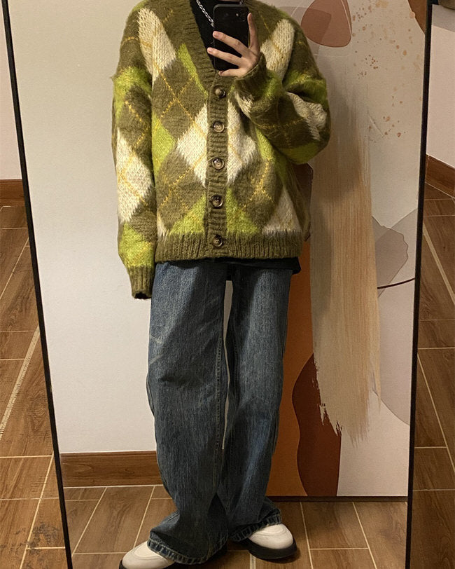 This vintage-inspired green oversized cardigan has a soft knit construction, an argyle pattern all over, front button closures, and long sleeves