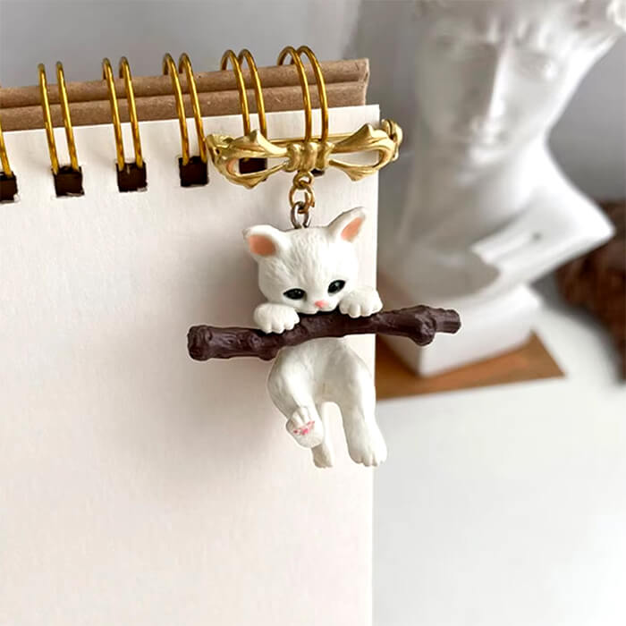 kitty brooch boogzel clothing