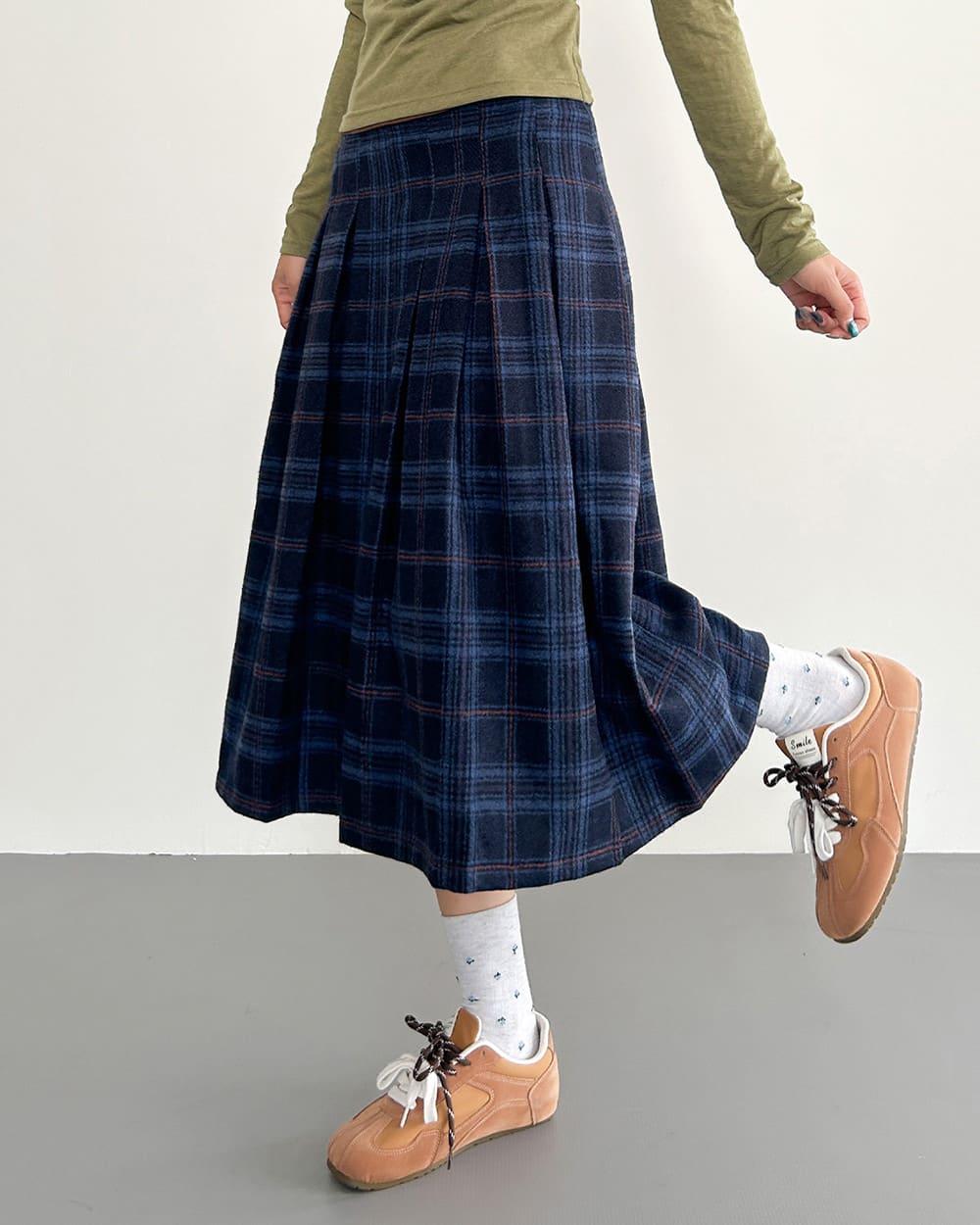 preppy style plaid pleated midi skirt boogzel clothing