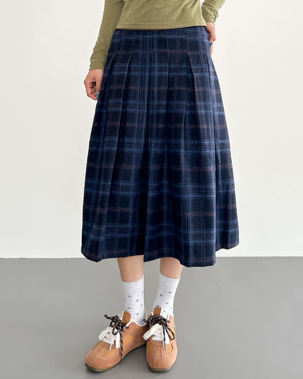 preppy style plaid pleated midi skirt boogzel clothing
